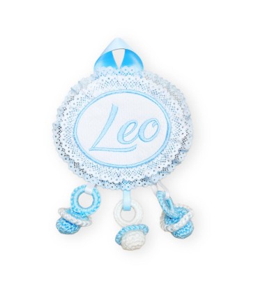 Broche nombre con encaje y chupetes de crochet