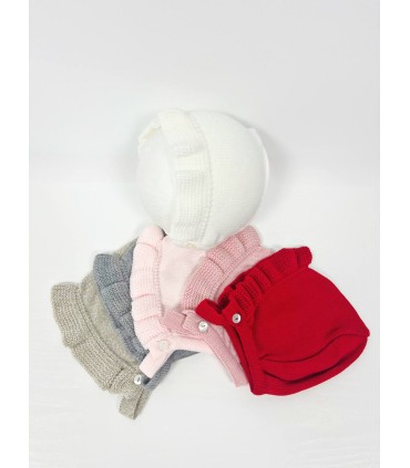 Capota de lana con volante rojo