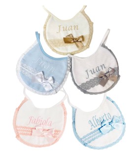 Babero pique bolillo y lazo con rizo