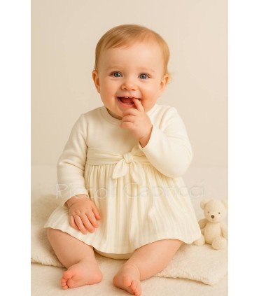 Vestido con cubre pañal de una pieza color crudo