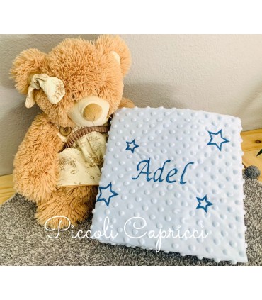 Manta bordada con nombre grande y estrellas.