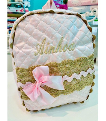 Bordado tamaño mediano recomendado para mochilas o capa de baño.