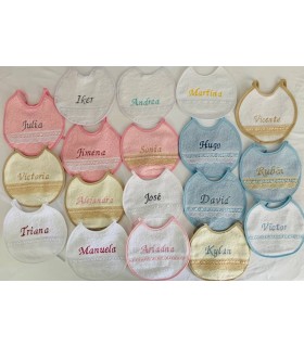 Baberos bordados con nombre y encaje