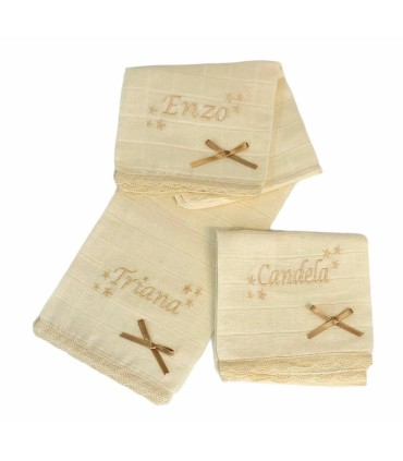 Gasa lisa lacitos y bordado de nombre con estrellas
