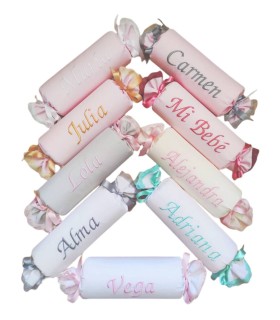 Antivuelcos personalizados con nombre, encaje y lazo.